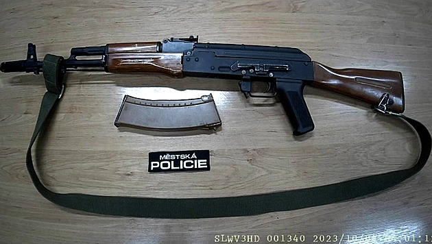 Opilec u nádraží mířil maketou útočné pušky na své známé, zasáhli strážníci