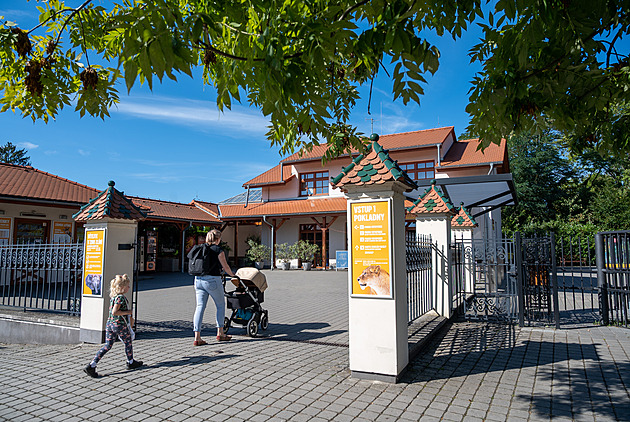 Auta návštěvníků zoo komplikují život místním, pomůže další parkoviště
