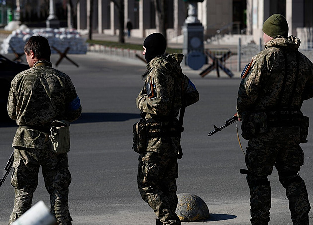 Opilý ukrajinský voják v Kyjevě střílel kalašnikovem na kolegy, oba zabil