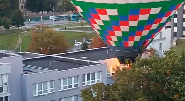 Horkovzdušný balon zavadil o větev a školu, s přistáním pomáhali policisté