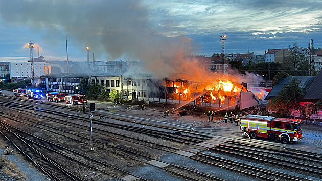 Hasiči zasahují u požáru budovy na Smíchovském nádraží, evakuovali 11 lidí