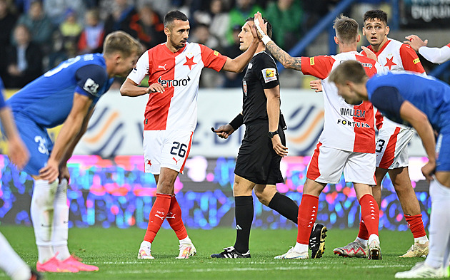 Chyby sudích: Slavia penaltu mít neměla, Olatunjiho zákrok nebyl na žlutou kartu