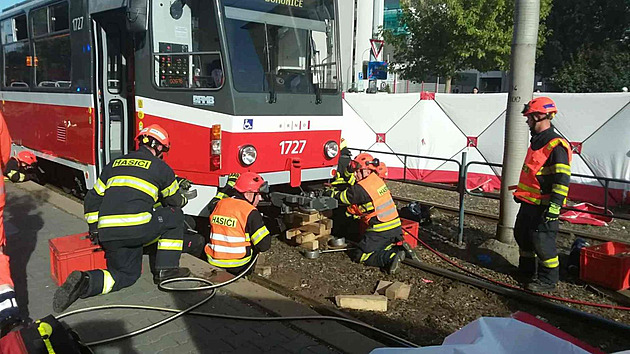 Mladík dobíhal tramvaj, té v protisměru si nevšiml. Po srážce je těžce zraněný