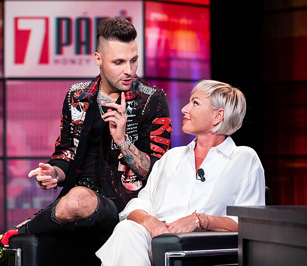Zpěvačku Pártlovou požádal o 14 let mladší partner o ruku v talkshow