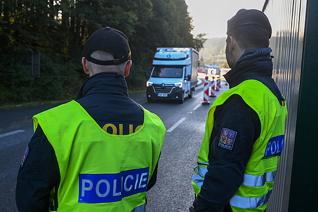 Policisté na hranicích zachytili auto s devatenácti běženci, řidič z něj uprchl