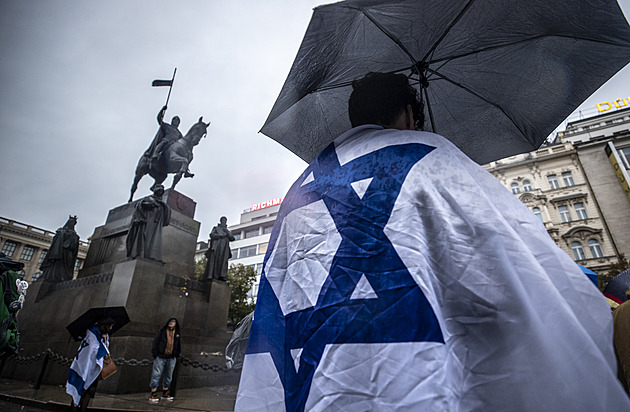 Lidé si na shromádní pes sebe pehazovali izraelské vlajky. (9. íjna 2023)