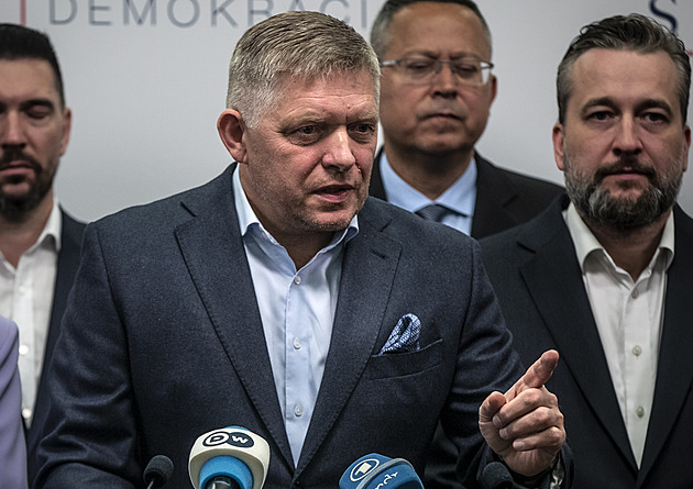 Vládním partnerům Fica hrozí, že je Smer vysaje. To mu může komplikovat jednání, říká slovenský politolog