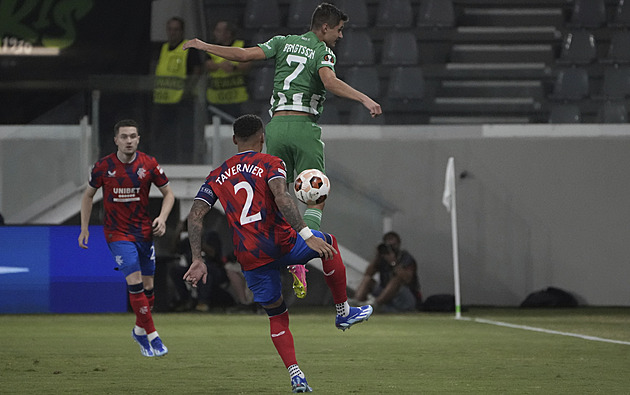Hložek asistencí pomohl Leverkusenu k výhře, Limassol zdolal Rangers