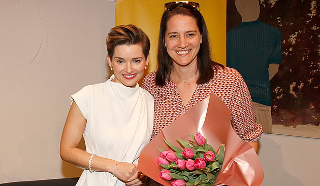 Farářka Martina Viktorie Kopecká ukázala na křtu knihy svou partnerku