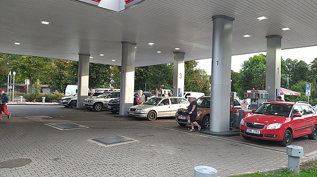 Příliš drahý experiment. Zlevnění paliv v Česku Orlen už nezopakuje, míní experti