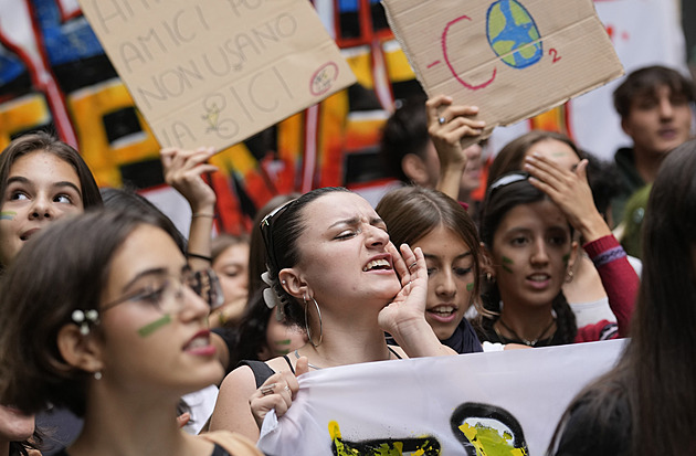 „Meloniová řídí vládu popíračů.“ Tisíce klimatických aktivistů prošly nejen Itálií