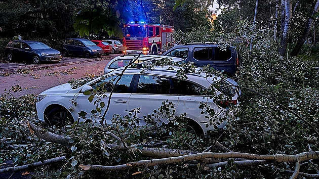 Českem se prohnaly silné bouřky, hasiči hlásí stovky výjezdů i problémy na trati