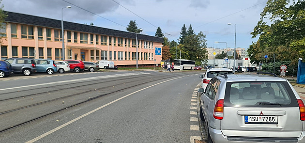 Chladivo kapalo ze stropu autobusu, záchranáři ošetřili šestnáct školáků