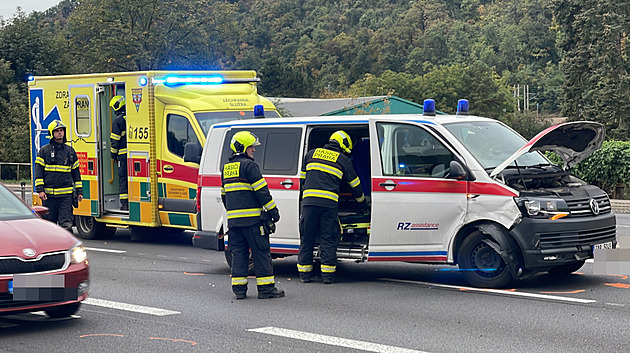 Na Strakonické bouralo osobní auto se sanitkou, která převážela pacienta