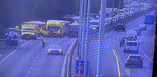 U závodiště v Chuchli havarovaly osobní vůz s autobusem, zasahuje i vrtulník