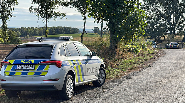 Pod spadlým stromem v Třinci ležel mrtvý muž. Vedle něj policisté našli kolo