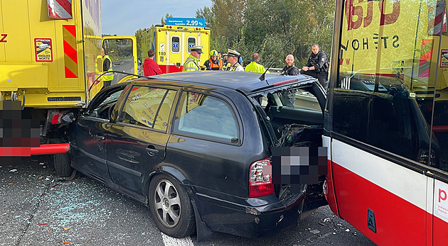 U závodiště v Chuchli havarovaly osobák, náklaďák a autobus, zasahoval i vrtulník