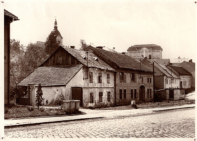 Koupili dům v nejlepší části obce. Po jeho demolici mají nádherný park