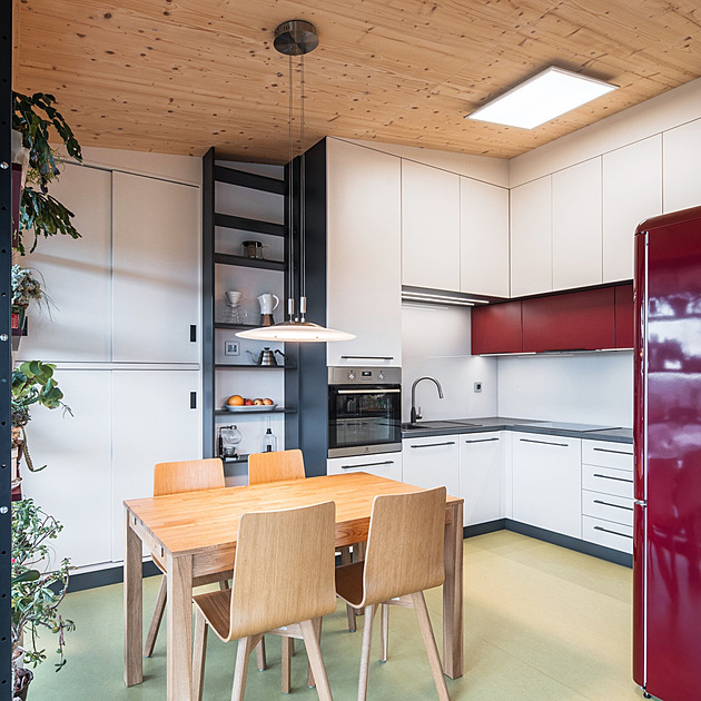 Dům ve svahu a se šikmými stropy milují. Finta se sklepem je geniální nápad