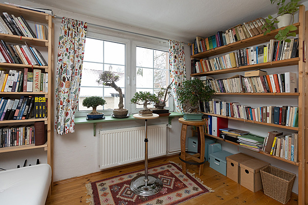 Hudebník Jiří Holoubek žije v domě u Říčan. Netušil, jak se na něm nadře