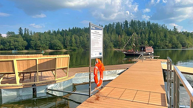 Jednou z hlavních atrakcí p�ehrady Slezská Harta se stalo nové plovoucí molo....