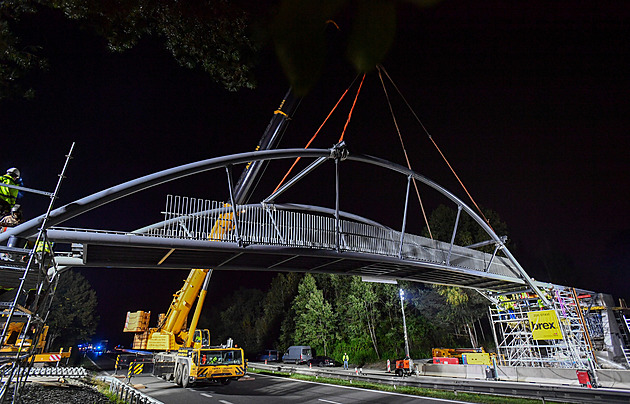 Nad dálnicí D10 u Mnichova Hradiště usazovali lávku, už se jezdí všemi pruhy