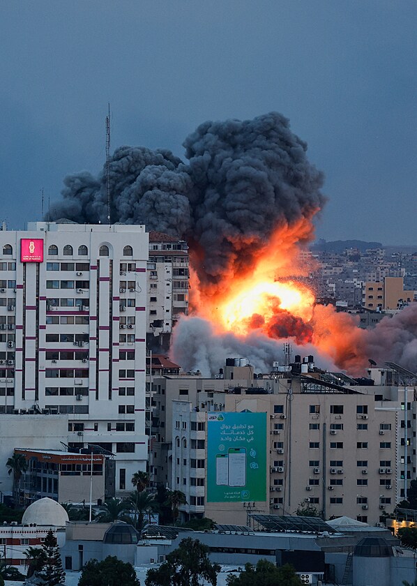 Fotogalerie: Izrael na útočnou akci palestinského radikálního hnutí Hamás odpověděl odvetnou...