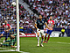 Dávid Hancko z Feyenoordu střílí gól do sítě Atlétika Madrid.