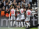 Fotbalisté Newcastle se radují z gólu v zápase proti PSG.