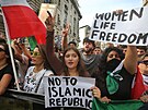 Íránci v Londýn protestují rok po úmrtí Mahsy Amíniové. (16. záí 2023)