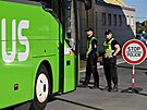 Kontrola autobusu na hraniním pechodu Beclav-Kúty na dálnici D2. eská...