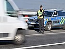 Policisté kontrolují automobily na hraniním pechodu Beclav-Kúty na dálnici...