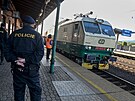 Policisté se chystají zkontrolovat vlak ve stanici Návsí. (4. íjna 2023)