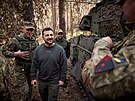 Ukrajinský prezident Volodymyr Zelenskyj si prohlíí tank Leopard 2 pi...