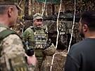 Prezident Volodymyr Zelenskyj pi návtv pozic ukrajinských voják. V pozadí...