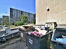 Okolo kontejner� na odpad jsou kupy nepo��dku. A v�ci, kter� sem v�n� nepat��...
