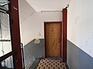 Franti�ek bouch� na po�m�ran� dve�e prvn�ho bytu v prvn�m pat�e jednoho z...