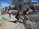 Chaos. Matka s dcerou utíkají do bezpeí. V hlavním mst Haiti se letos...
