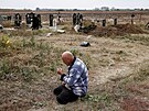 Jednaedesátiletý Valerij Kozyr sedí na hbitov u obce Hroza poté, co pi...