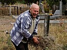 Jedna�edesátiletý Valerij Kozyr p�ipravuje hrob na h�bitov� u obce Hroza poté,...