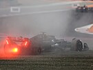 Lewis Hamilton se svým znieným mercedesem bhem Velké ceny Kataru