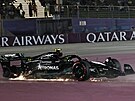 Lewis Hamilton se svým znieným mercedesem bhem Velké ceny Kataru