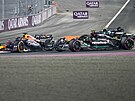 Max Verstappen, Lewis Hamilton a George Russell v tsném kontaktu bhem Velké...