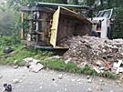 Po tragick� nehod� ve Zl�n�-Malenovic�ch skon�il n�kladn� v�z na boku. Z korby...
