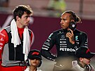 Charles Leclerc (vlevo) se chladí vestou a runíkem, Lewis Hamilton zase malým...