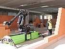 eský zdicí robot staví ve svtové premiée halu spolenosti Dormer Pramet v...
