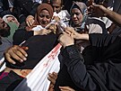 Palestinci oplakávají ob izraelského protiúderu. (7. íjna 2023)