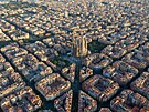 Letecký pohled na tvr Eixample a katedrálu Sagrada Familia, která se...