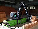 Zdící robot staví halu firmy Dormer Pramet