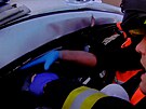 P�i sr�ce auta s dod�vkou museli hasi�i vyprostit d�ti